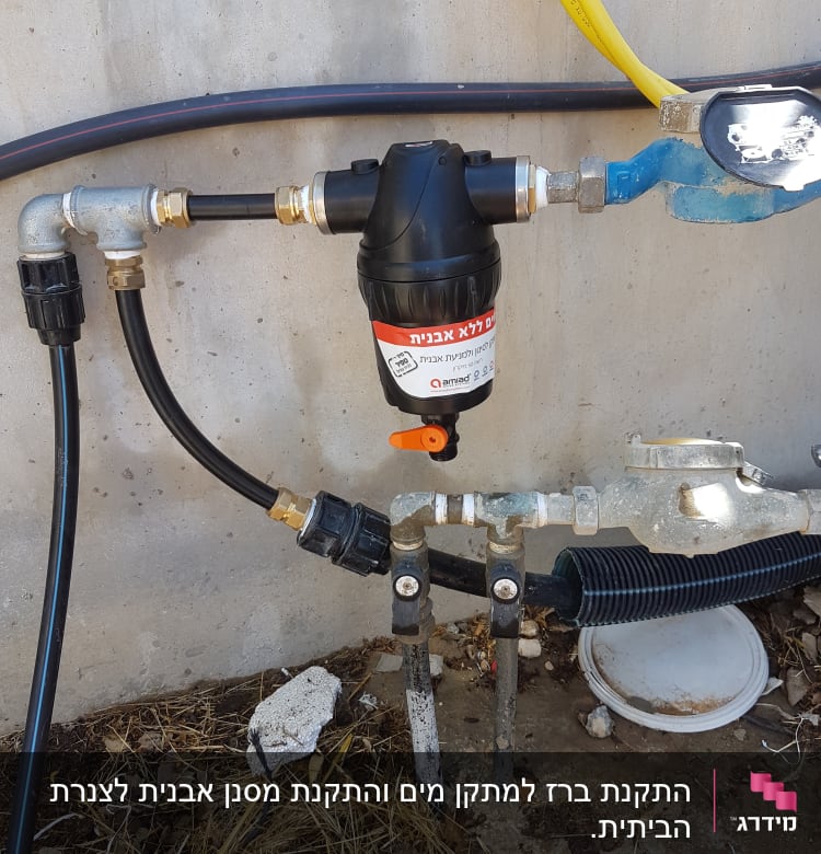 צנרת מים עם מסנן וברזים